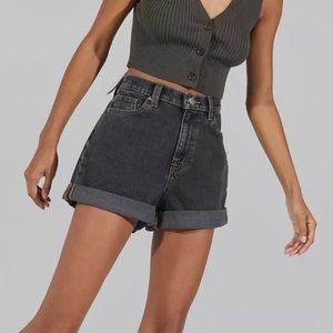 NWT Urban Outfitters High-Waisted mom short washed-black denim